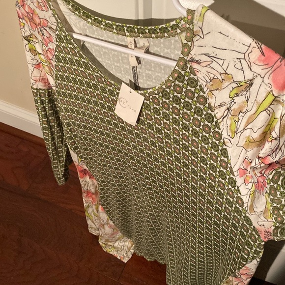 Womens moss green colored print shark tail hem top, size S - Picture 4 of 6